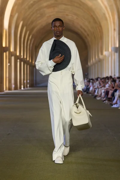 Look 15
